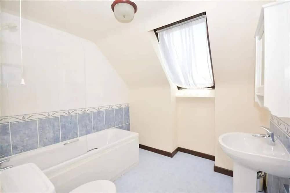 Entire apartment, Top Floor Apartment with Beach and Dune Access in Perranporth, Cornwall