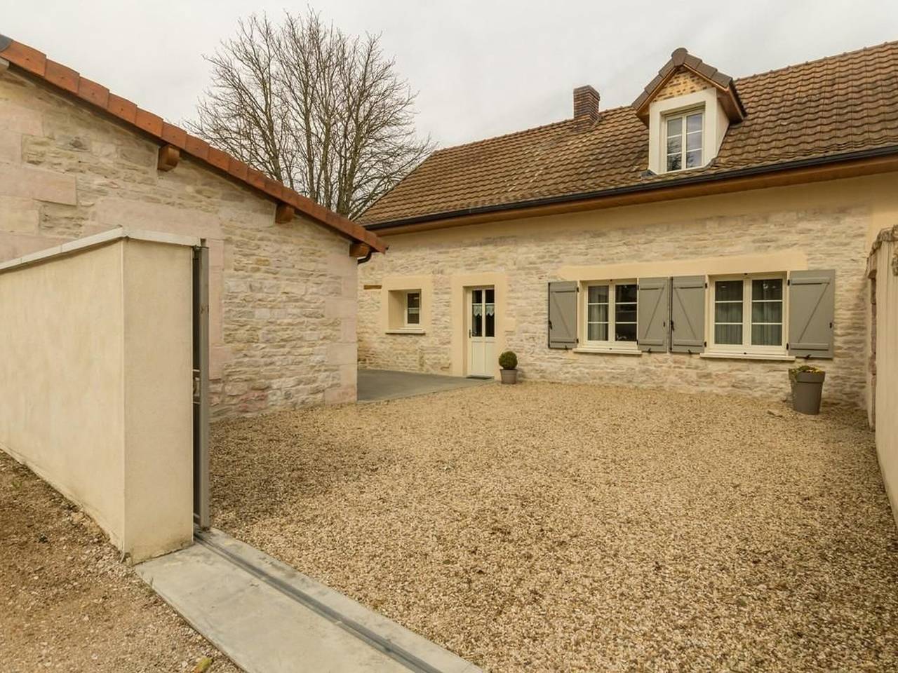 Charmantes Steinhaus mit Terrasse und Parkplatz nahe Cîteaux in Gerland, Beaune und Umgebung