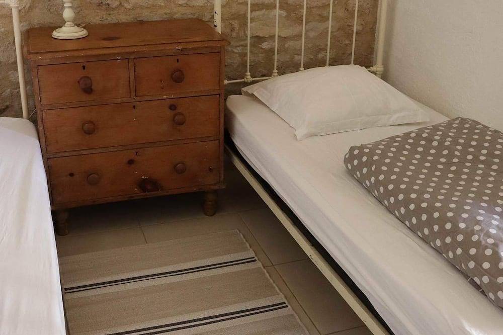 Le Pressoir  - Traditional Farmhouse nr La Rochelle. beaches 20 mins and a pool. in Landrais, Région de Rochefort