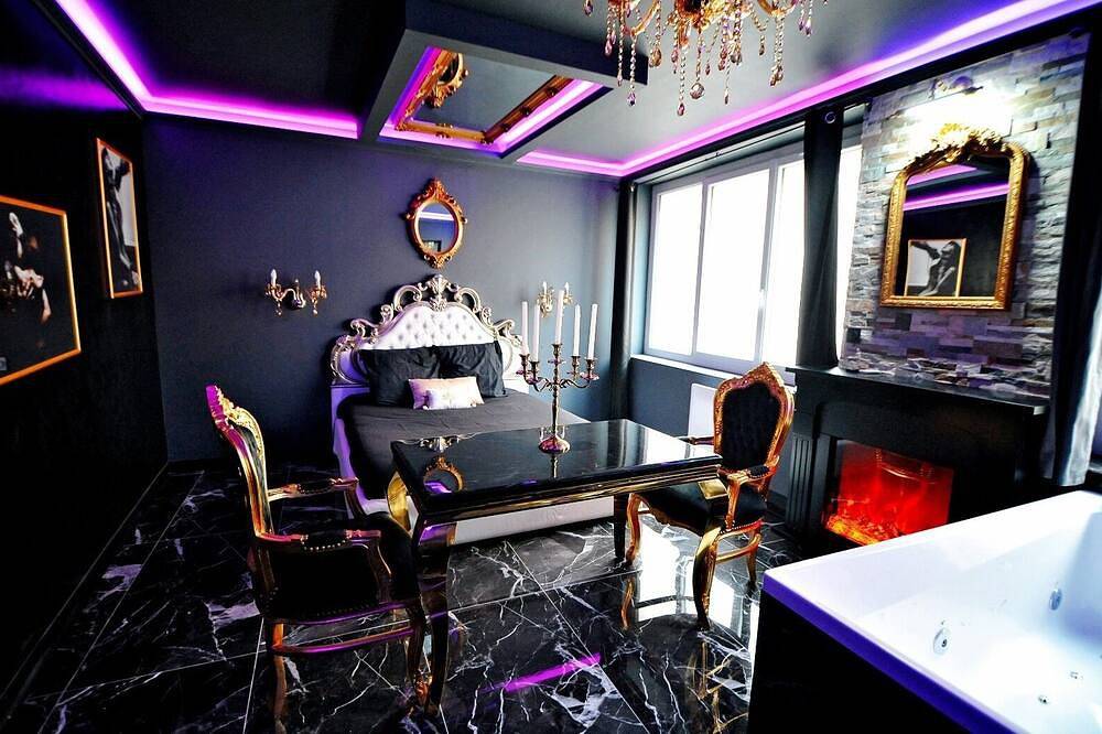 La suite Majestueuse/Spa Xxl privatif/Croix de st André/Ambiance lumineuse/ Luxe in Bourgoin-Jallieu, Région de La Tour-du-Pin