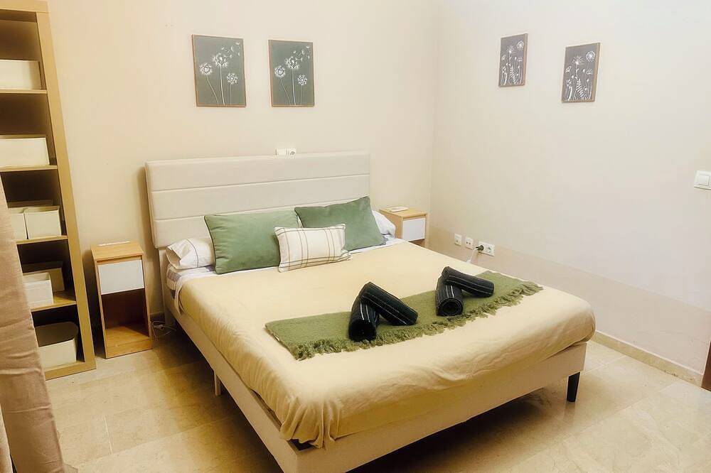 Lux Villa with Year-Round Heated Pool, beautiful outdoor space & Game Room in Montequinto, Dos Hermanas