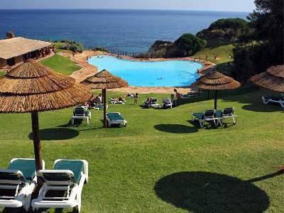 Parc de vacances pour 6 personnes, avec jardin ainsi que vue et piscine dans 