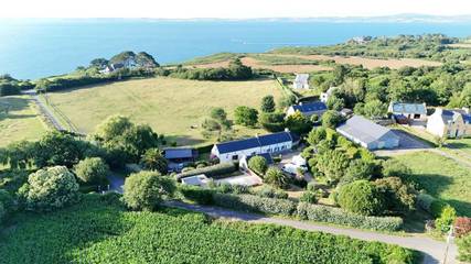 Gîte pour 4 personnes, avec piscine et jardin à Poullan-sur-Mer