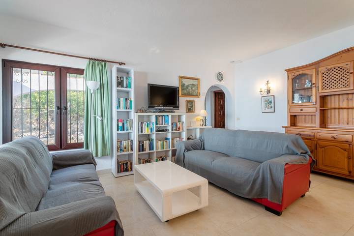 Villa La Chamba con piscina privada y acceso directo a la playa in Venta Lanuza, Campello