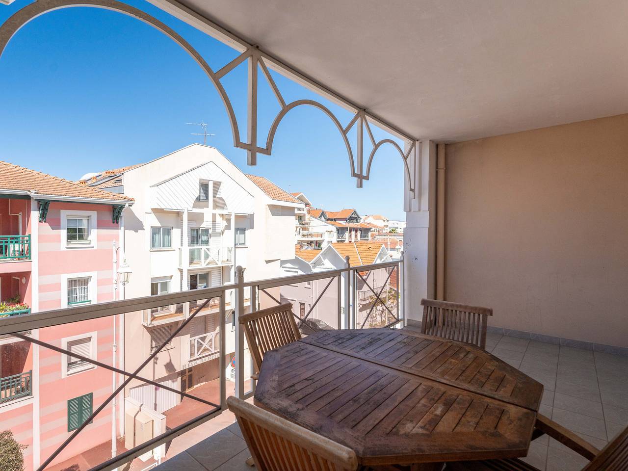 Entire apartment, Central Arcachon Apartment - 2 Bedrooms, Terrace, Parking, Near Parc Mauresque in Arcachon, Arcachon region