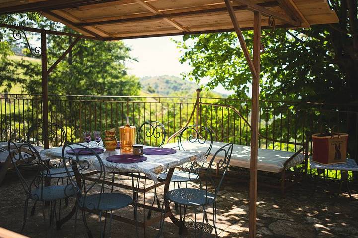 Gîte pour 4 personnes, avec Jacuzzi et Terrasse ainsi que Jardin et Piscine