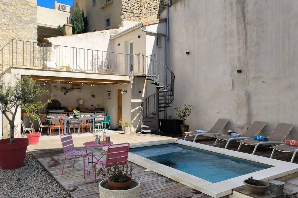 Magnificent house in Provence at the foot of the Château de Boulbon in Boulbon, Region de Arles
