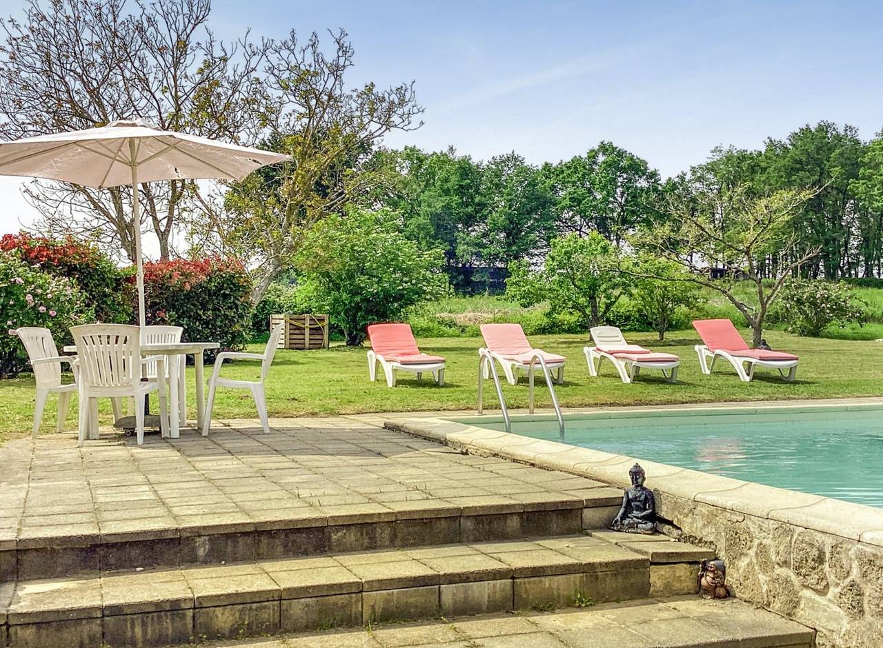 Gîte avec piscine privée et chauffée, ainsi qu'un grand jardin in Orignolles, Région de Jonzac