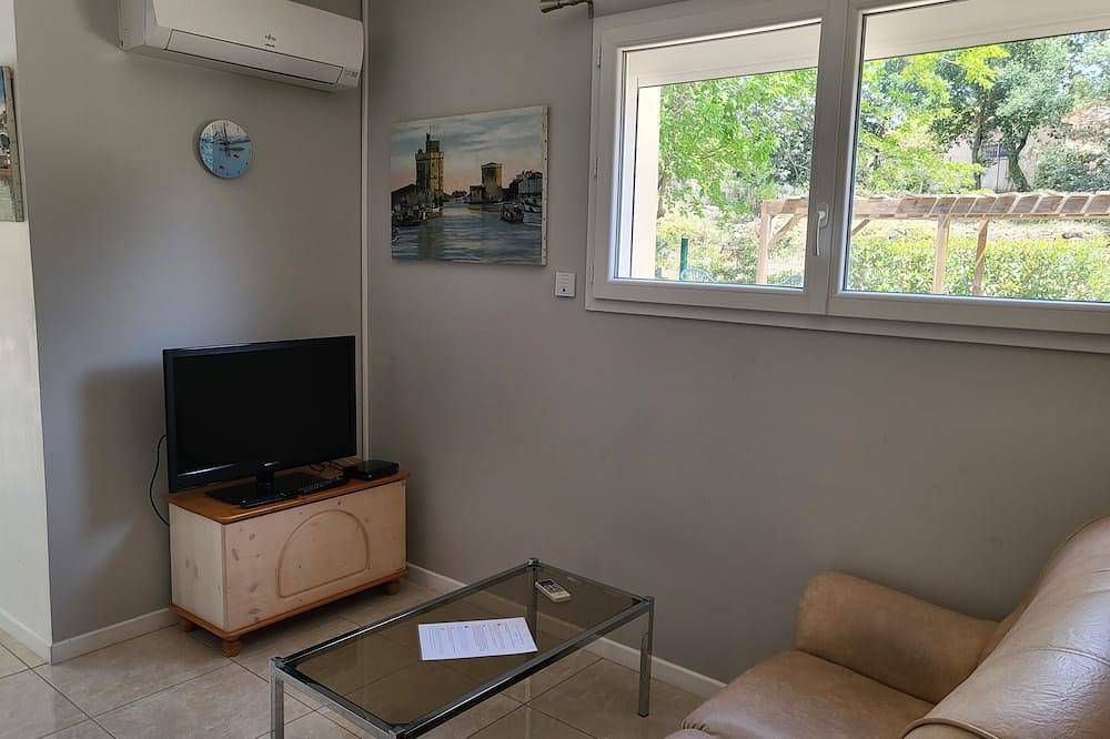 Comfortable guest room with terrace, large swimming pool (+ kitchen) in Reynès, Céret und Umgebung