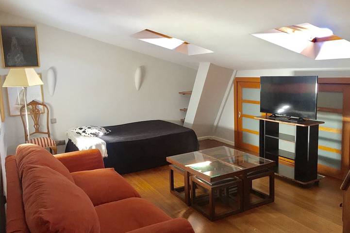 Appartement entier, Appartement Abuhardillado à Madrid Rio / Matadero. WIFI<br> in Madrid, Área Metropolitana de Madrid