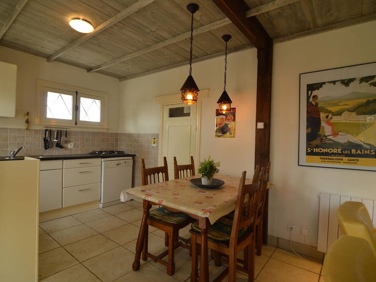 Holiday home with covered terrace at the edge of the Parc Regional du Morvan in Saint-Honoré-les-Bains, Parque natural de Morvan