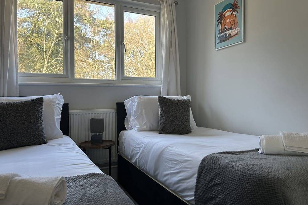 Spacious 3 bedroom House, Close to Gatwick in Crawley, West Sussex