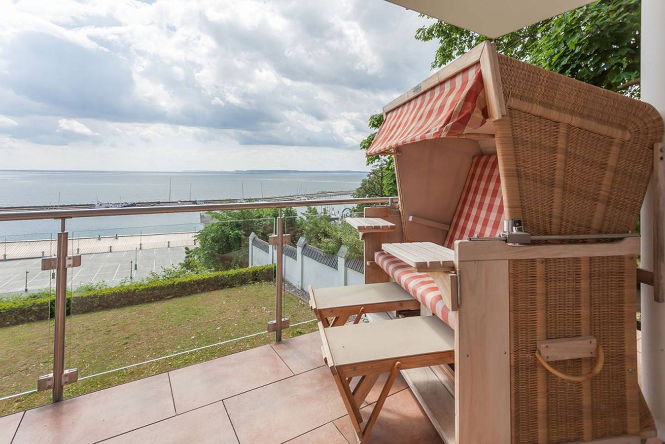 Ganze Wohnung, Villa Friede-Marie, App. Freya - mit großem Balkon und traumhaften Meerblick in Sassnitz, Nationalpark Jasmund