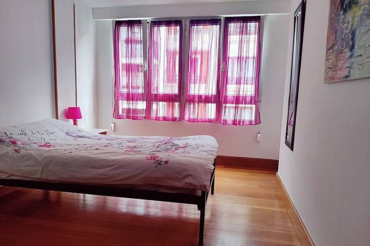 Entire apartment, San Sebastian next to the Beach, Very Spacious Flat. Optional parking Ess00505 in Zurriola (San Sebastian), San Sebastian