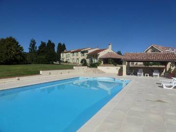 Gîte pour 4 personnes, avec vue ainsi que piscine et jardin à Hounoux