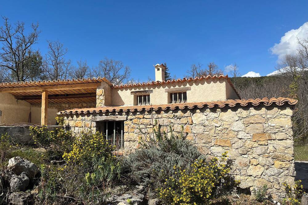 Former sheepfold in a large property with swimming pool, tennis, pétanque, table tennis. in Bargemon, Draguignan region
