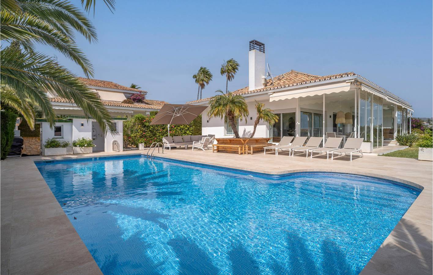 Gemütliches 1km Strand Apartment mit Parkplatz & Pool in Marbella Ost, Marbella