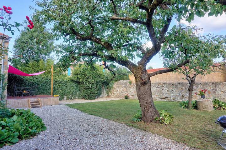 Gîte pour 5 personnes, avec terrasse et jardin en Ardèche