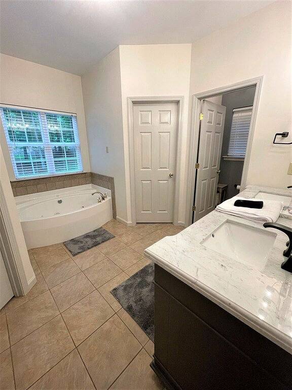 Cheerful 3 Bdrm Lakefront Cottage on Lake Oconee in Lake Oconee