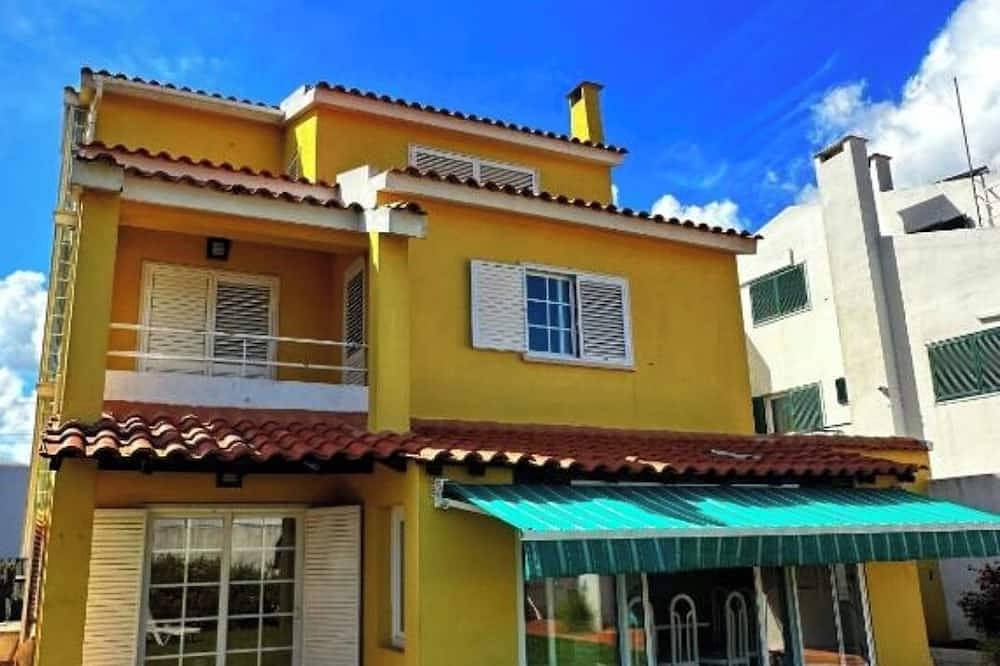 Relaxing 5-Bedroom Villa with Private Pool, Outdoor Playground, Barbeque zona.\n\n in Carcavelos e Parede, Costa de Lisboa