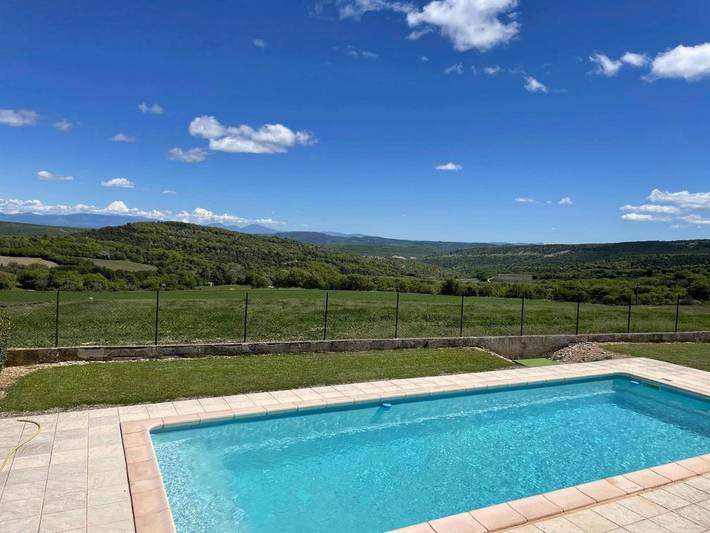Location de vacances pour 4 personnes, avec jardin ainsi que vue et piscine à Vachères - 2