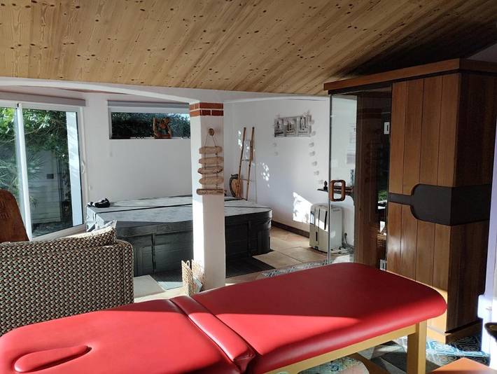 Chambre d’hôte pour 6 personnes, avec Jacuzzi et Terrasse ainsi que Jardin et Piscine