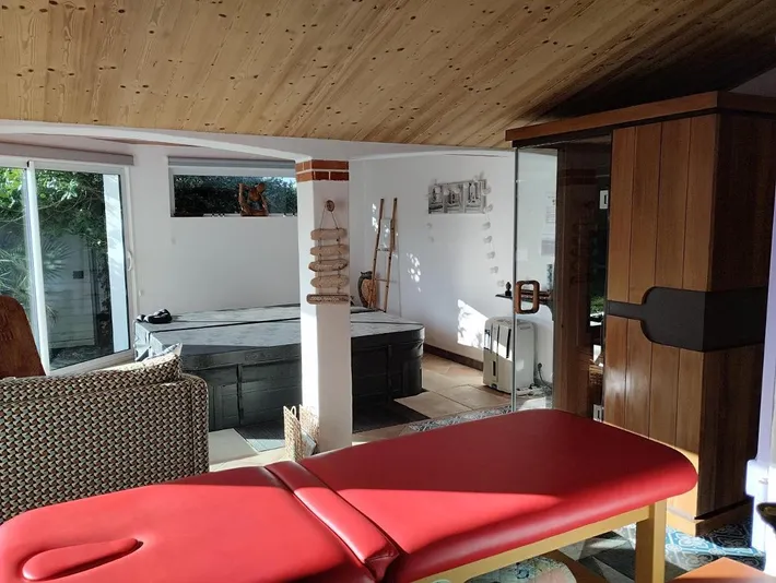 Alojamiento y desayuno para 6 personas, con piscina y jardín además de jacuzzi y sauna, Se admiten mascotas - 1