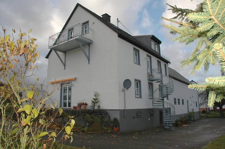 Ferienwohnung für 4 Personen, mit Balkon und Terrasse sowie Garten und Ausblick in Steffeln