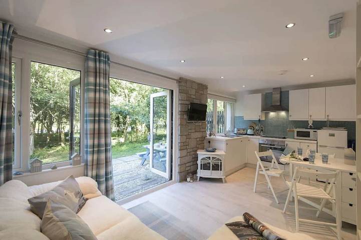Holiday home for 4 people, with pool and terrace in Cornwall