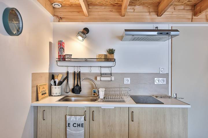 Entire apartment, Holiday Apartment "Studio Le Petit Julien" with Shared Garden & Wi-Fi in Saint-Julien-des-Landes, Loire Valley