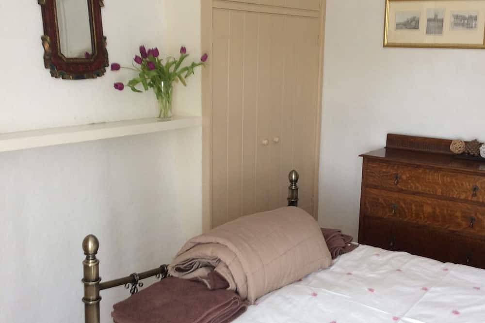 Ein traditionelles Ziegelstein-und Feuerstein-Nordnorfolk-Häuschen in Bodham, Norfolk Coast