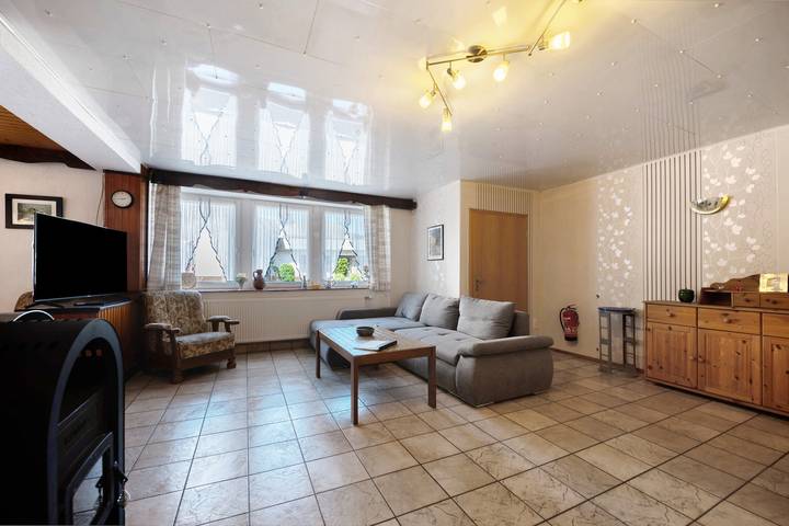 Apartamento entero, Apartamento de vacaciones "Wiesental" con Wi-Fi, estufa de leña y jardín compartido in Meisburg, Eifel Volcánica