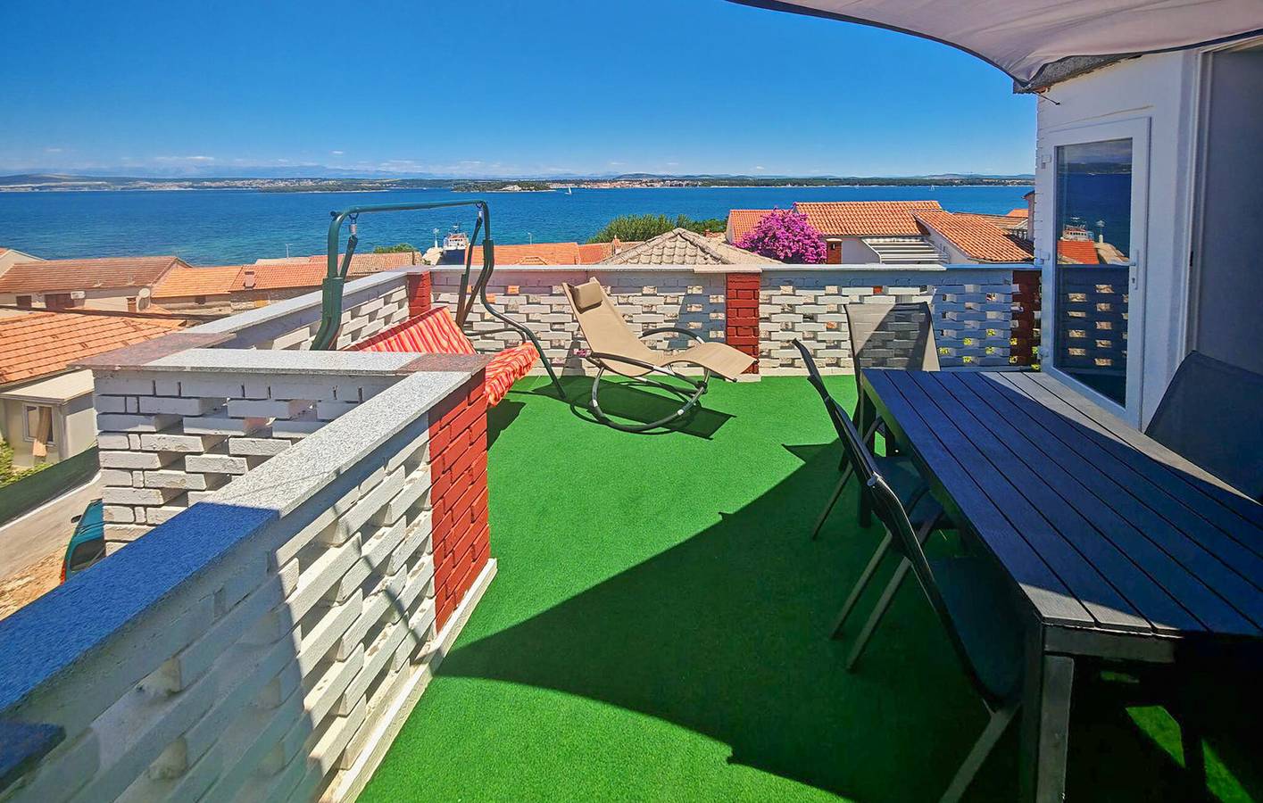 Ganze Ferienwohnung, Apartment mit Meerblick, WLAN, Küche, Terrasse und Parkplatz – 2,5 km vom Strand entfernt in Tkon, Pasman