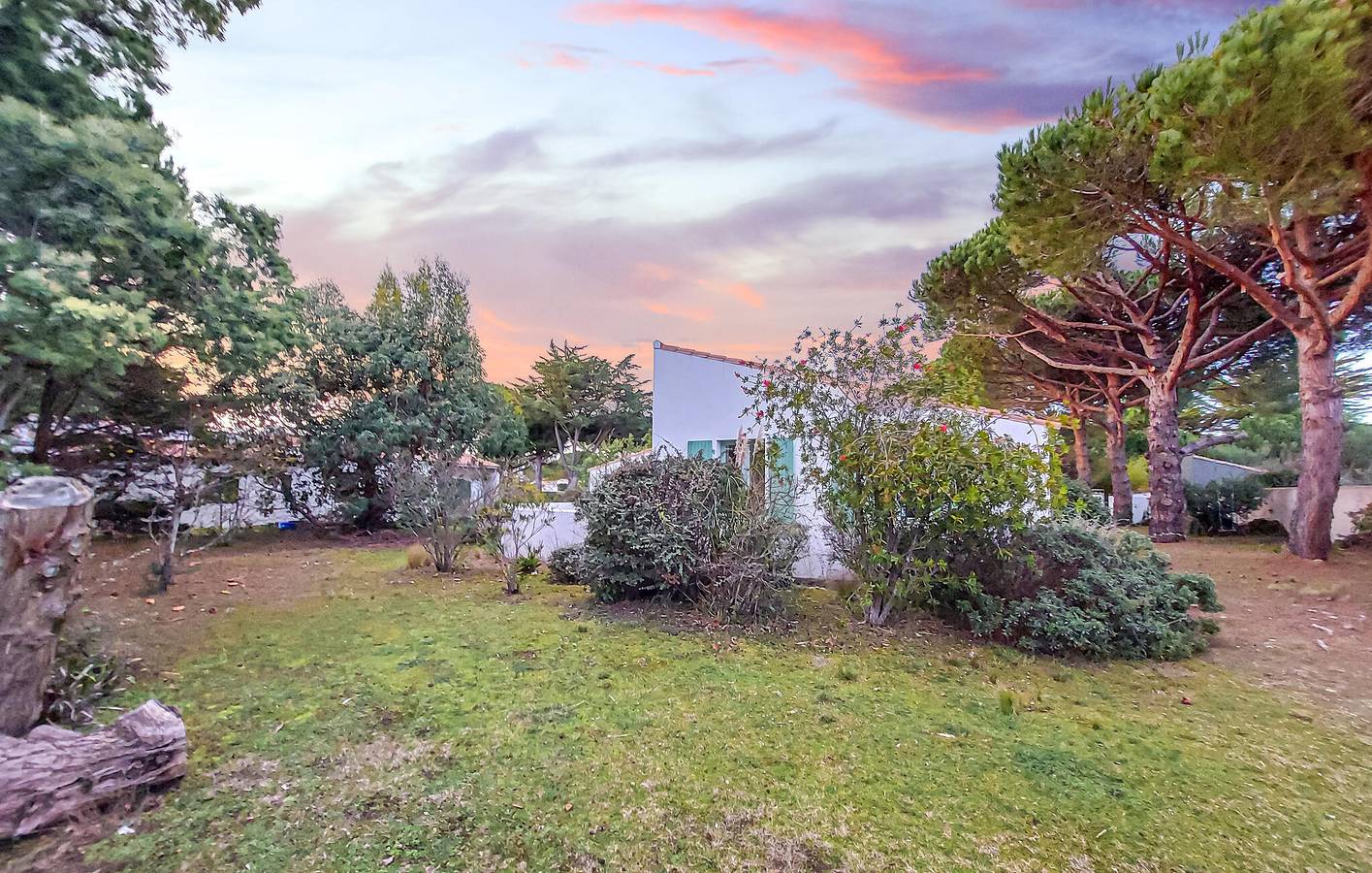 Sunset Oasis: Beachfront Apartment with Pool & Garden - 800m to Plage de la Loge in Les Portes-en-Ré, Ile de Re