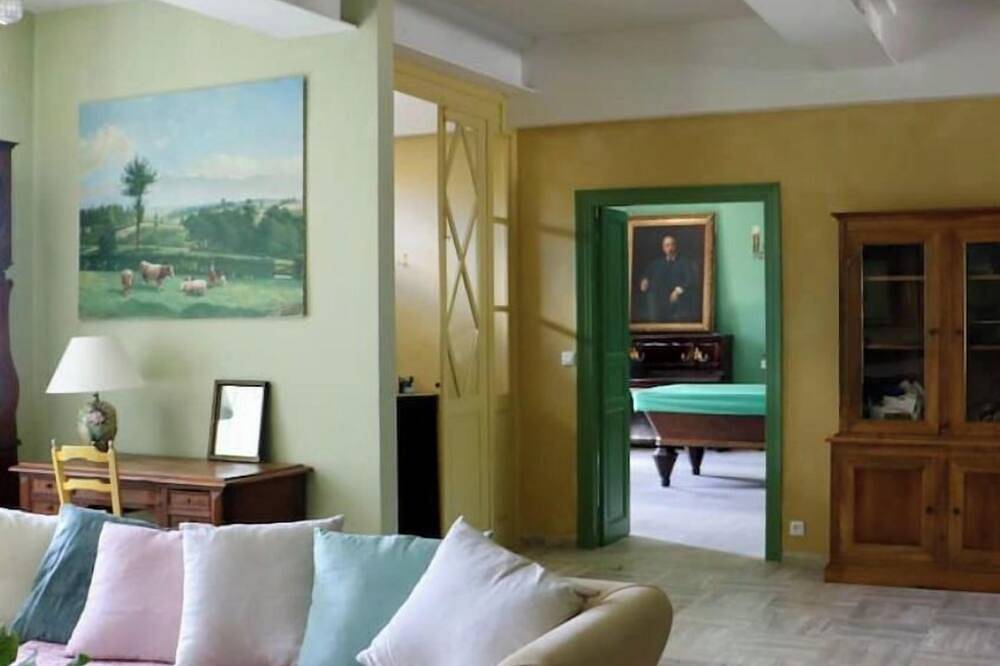 Family mansion with large swimming pool and air-conditionned bedrooms in Cesseras, Région de Béziers