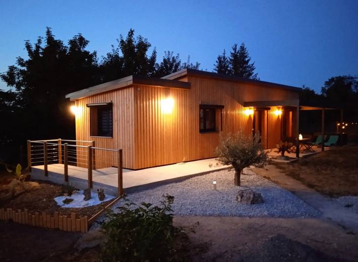 Gîte pour 4 personnes, avec terrasse ainsi que jardin et jacuzzi