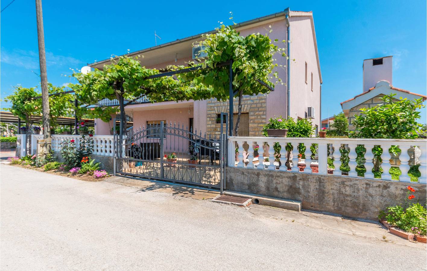 Ganze Ferienwohnung, Charmantes Apartment mit Terrasse, WLAN und Strandzugang in 2 km Entfernung in Biograd na Moru, Zadar