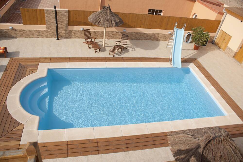 Villa de 4 dormitorios en la ciudad, piscina de 10 m con tobogán para niños, valla de seguridad, barbacoa, salones al aire libre in Caleta de Fuste, Antigua