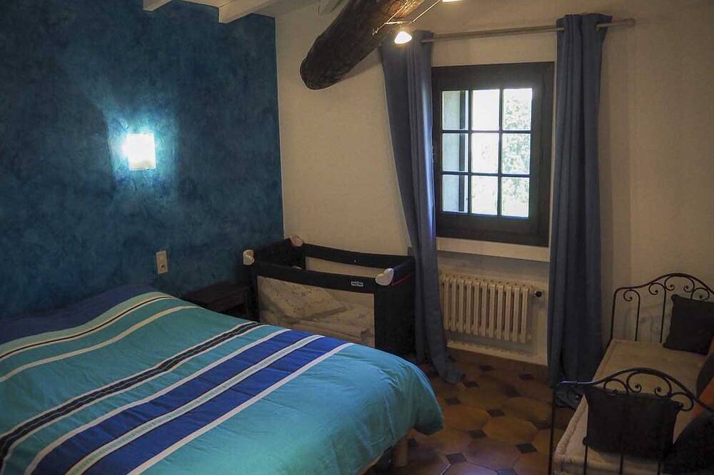 Le Castellas, sleeps 7, wooded grounds, private pool in Manosque, Regionaler Naturpark Luberon