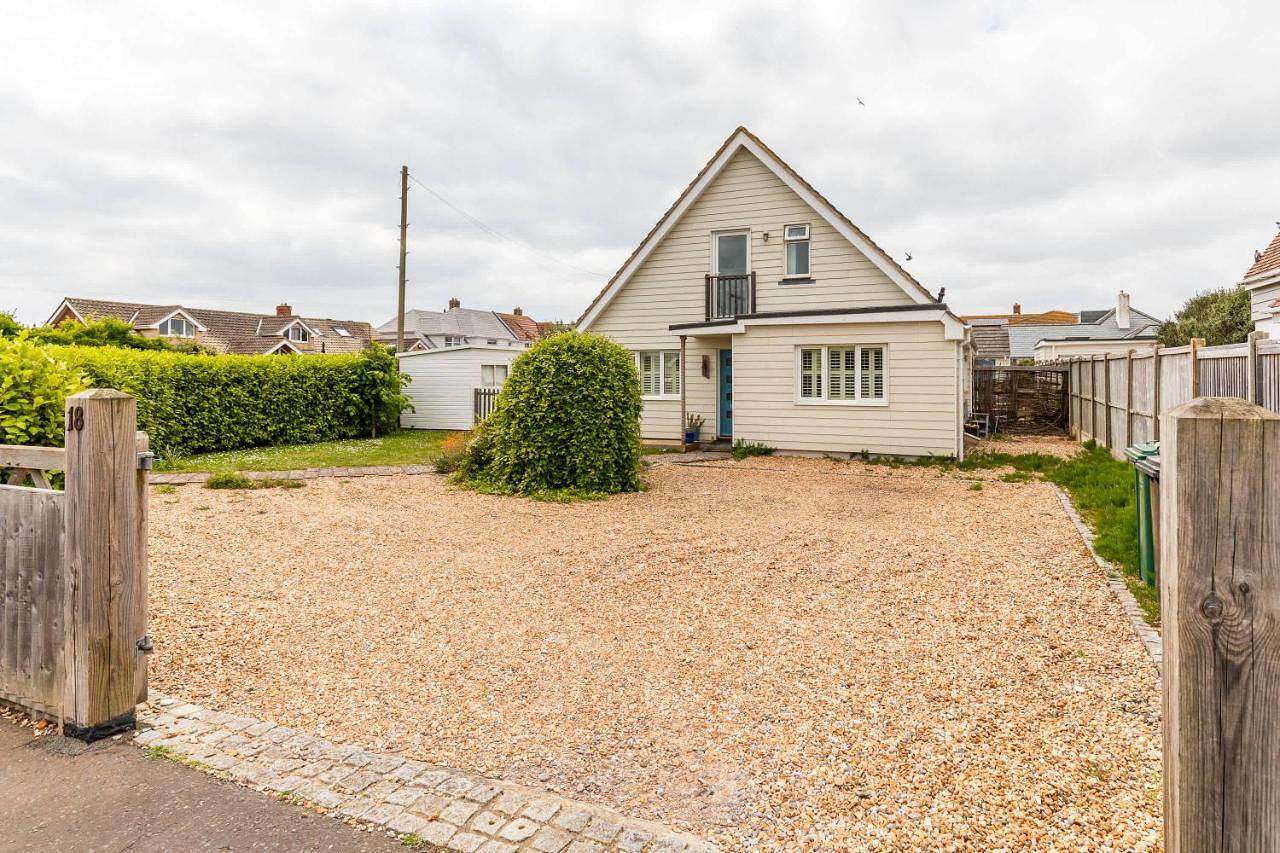 5 Bedroom Family Friendly Beach House - a skip to the water! in West Wittering, West Sussex