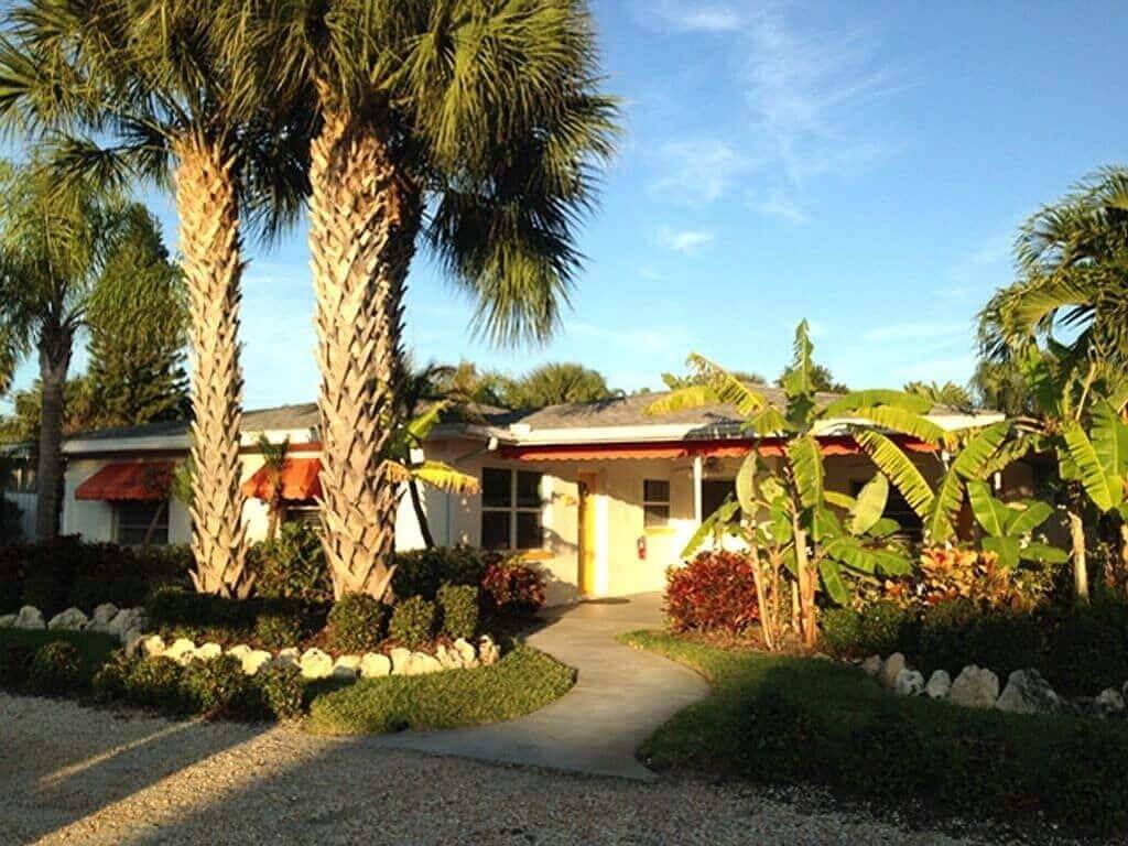 Mango Tango Cottage heated pool 2-minute walk to beach and attractions. in Clearwater Beach, Clearwater