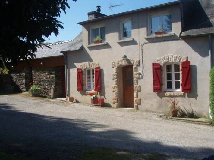 Gîte pour 6 personnes, avec terrasse et jardin à Laz