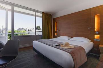 Hôtel pour 3 personnes, avec piscine ainsi que terrasse et vue, animaux acceptés à Langueux