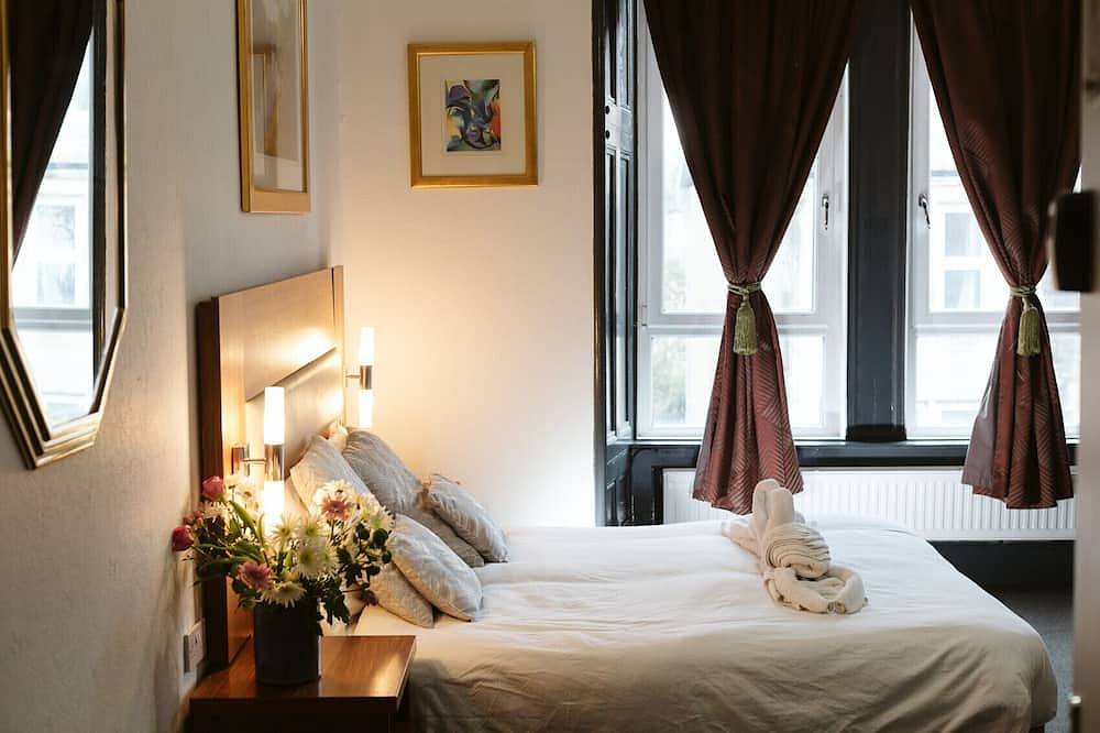 Bed And Breakfast for 2 People in Paisley, Lowlands