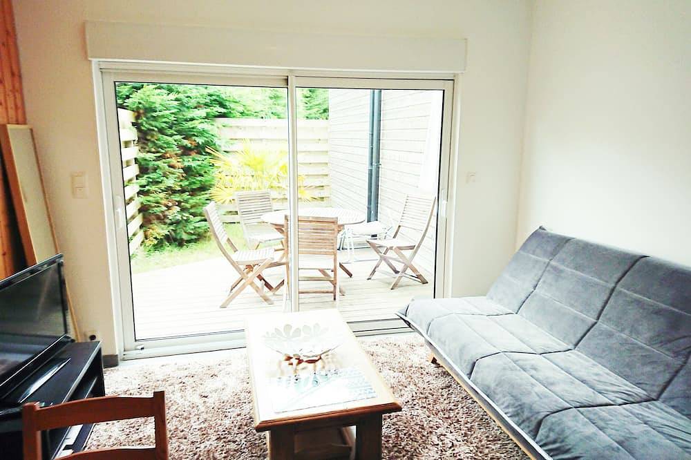 Entire apartment, House with heated pool 3 km from the beach in Pleumeur-Bodou, Pink Granite Coast