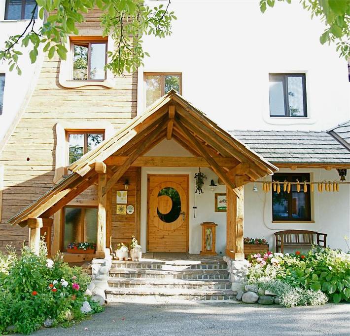 Privatzimmer für 3 Personen, mit Balkon und Terrasse sowie Garten und Ausblick