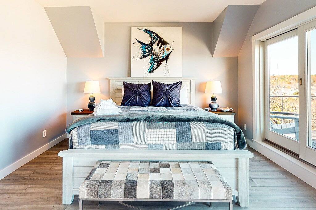 Stunning & luxurious ocean-view home with balcony & W/D in Ogunquit, York County