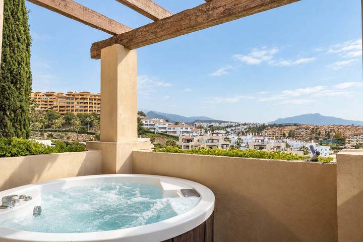 Apartamento entero, Sea & Sun Hills | Sea Views Pool in La Resina, Estepona