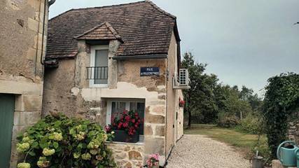 Gîte pour 2 personnes, avec vue ainsi que piscine et jardin à La Bachellerie