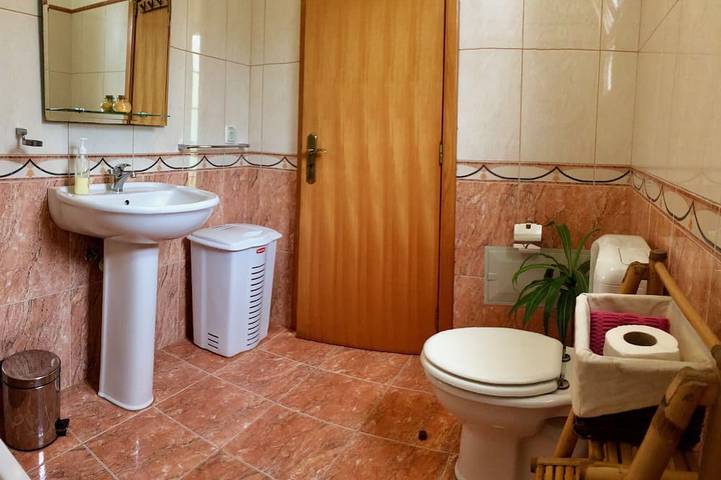 Panoramic Sea and Mountain Views: 2 master bedrooms both with ensuite bathrooms in Estreito da Calheta, Île de Madère